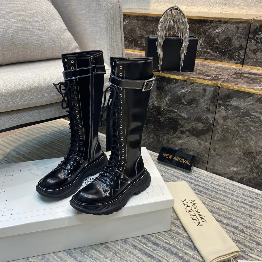 👟👟Ex-factory price 760👟👟MCQ McQueen boots ▪️The latest new color series of Alexander McQu**▪️2020s counter ────────────────This can completely replace its previous popular white shoe series 🎉 It is not picky about the foot shape at all, and it looks great on the foot ▪️Upper: exclusive custom-made original open-edge beaded cowhide ▪️ Inside: original customized sheepskin ➕ genuine leather welt ▪️Exclusive molded original outsole Anti-slip T👟👟Factory price U outsole Size 35-39 [40 can be customized and non-refundable]
